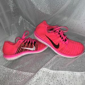 Nike’s Women Free Run Flyknit Sneakers